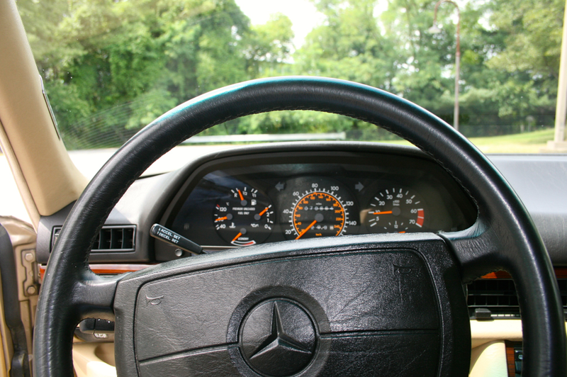 Illustration for article titled What It's Like To Drive Classic V8 Cruisers From Mercedes And Buick